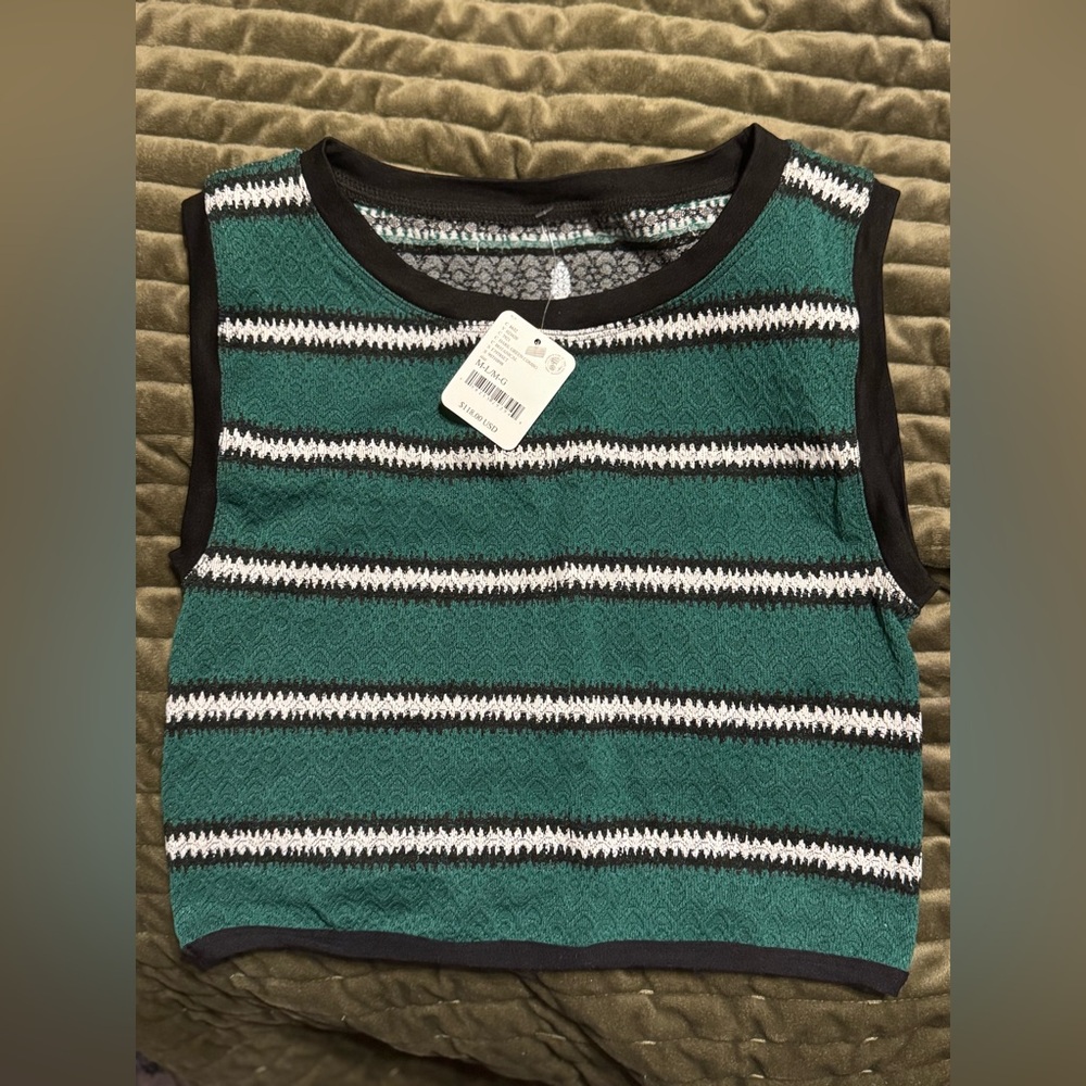 ▪️Free People Movement Releve Stripe Top in Dark Green NWT
Size M/L